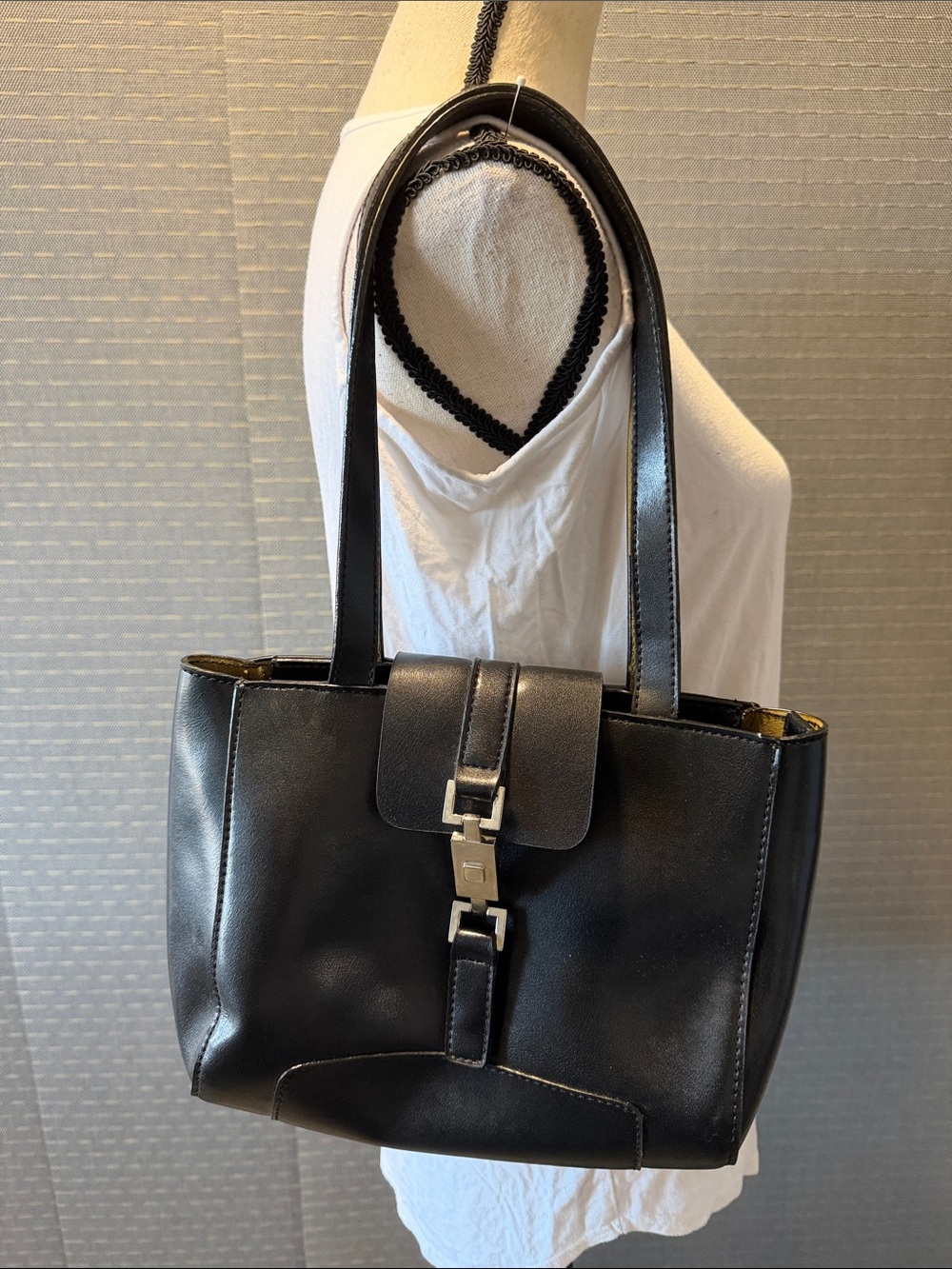 Mondani Vintage Black Shoulder Bag